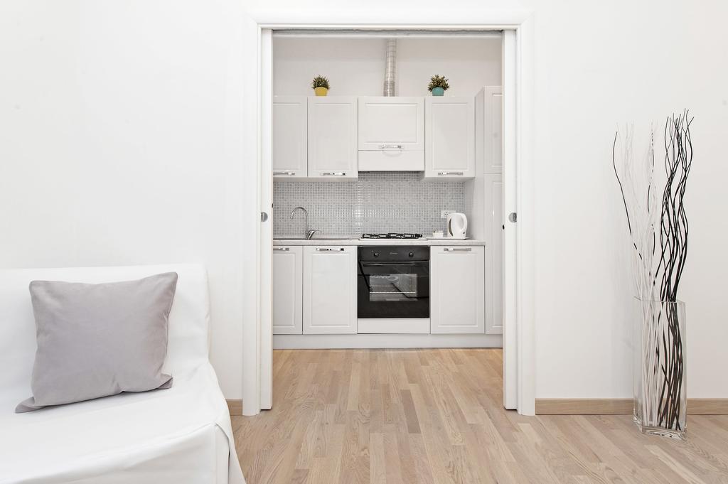 White Flat Colosseo Apartment