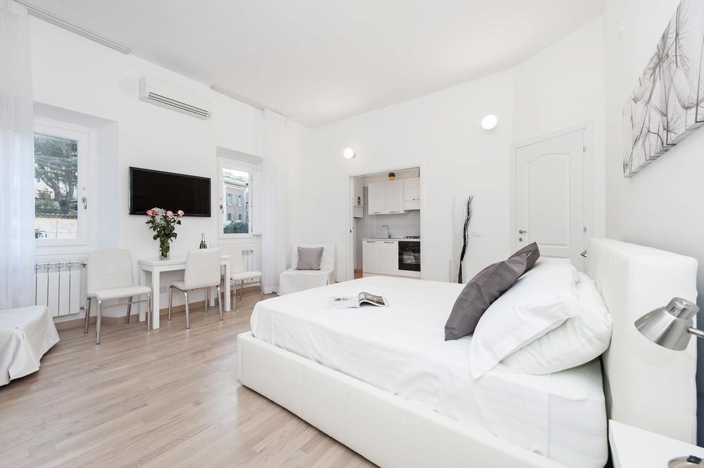 White Flat Colosseo * Rom